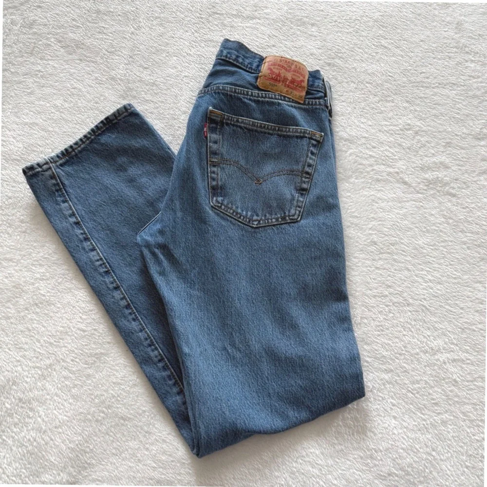 Levis 501 Original Fit Mens Medium Wash Blue Straight Leg Button Fly Jeans 32x32